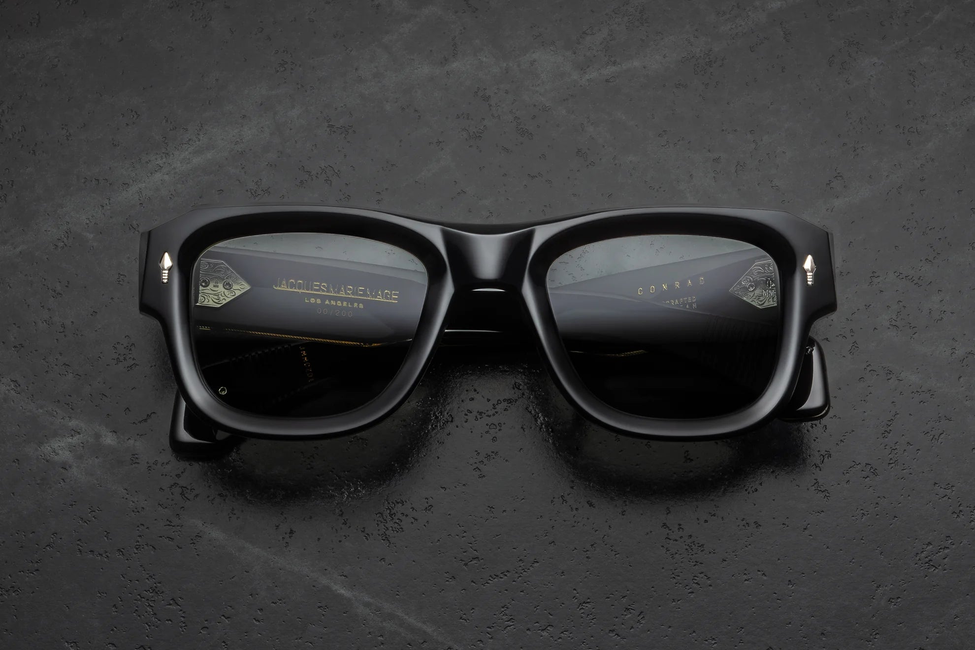 Conrad_Noir_Front_Cropped_5377x3585_ae43fca4-920e-4dc3-89d4-189cca177ccc.webp