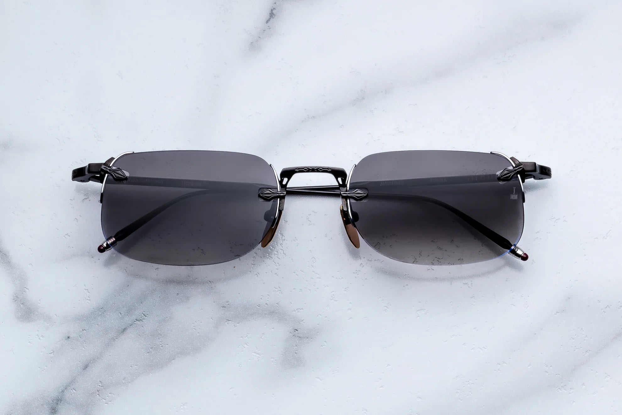 Rimless sunglass with black metal finishes
