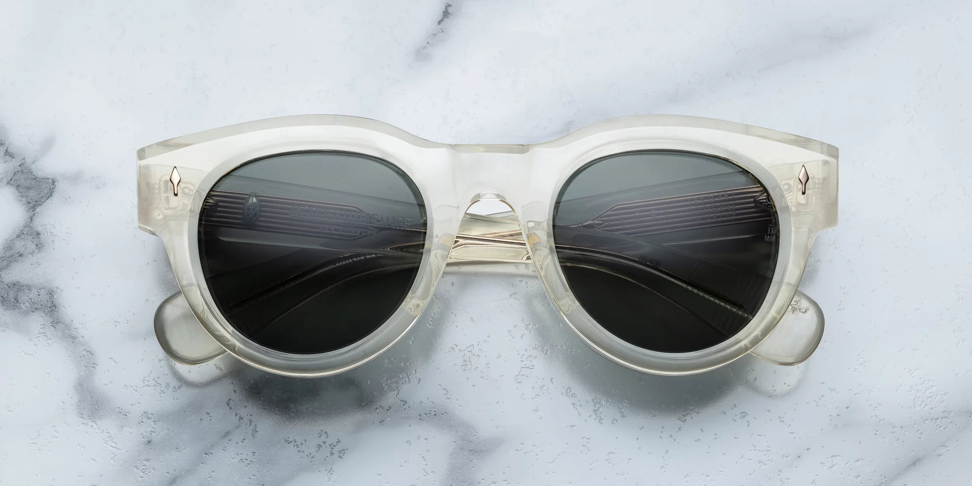 round sunglass in crystal with silver arrow pin motif on the sides