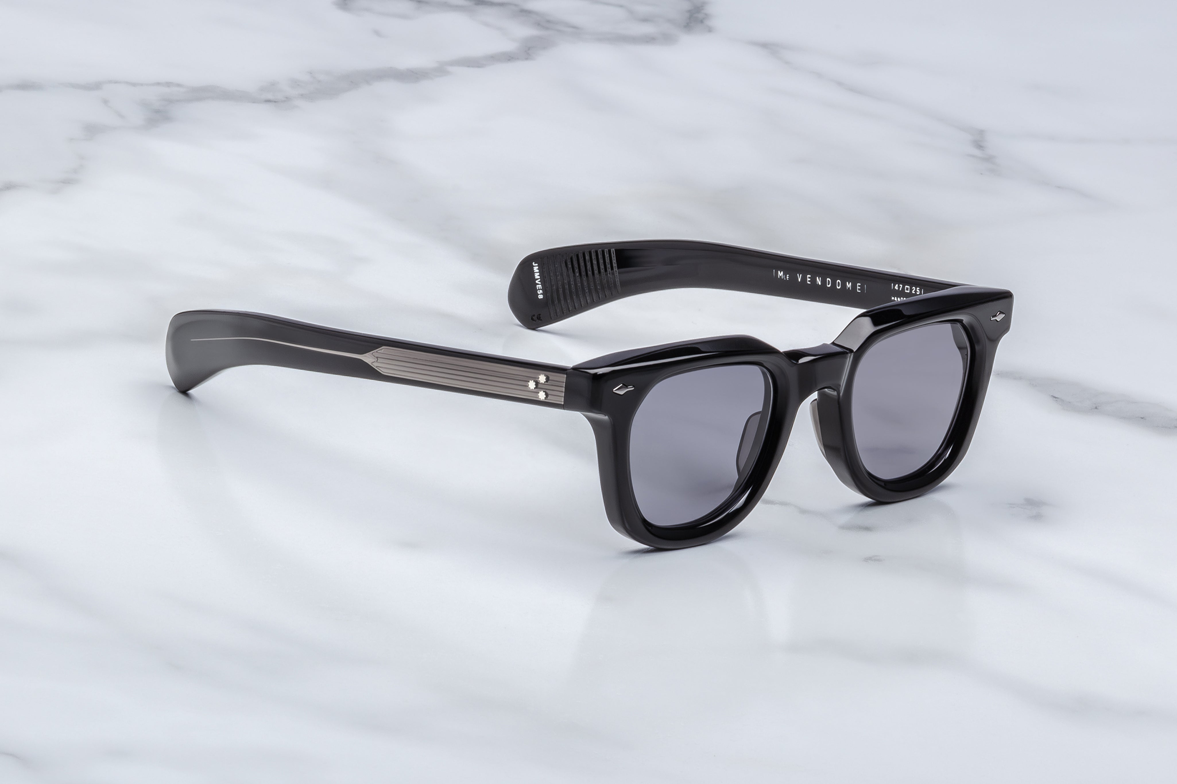 Wayfer style sunglass in blackJM Vendome colour raven with signatrue arrow head detail side view