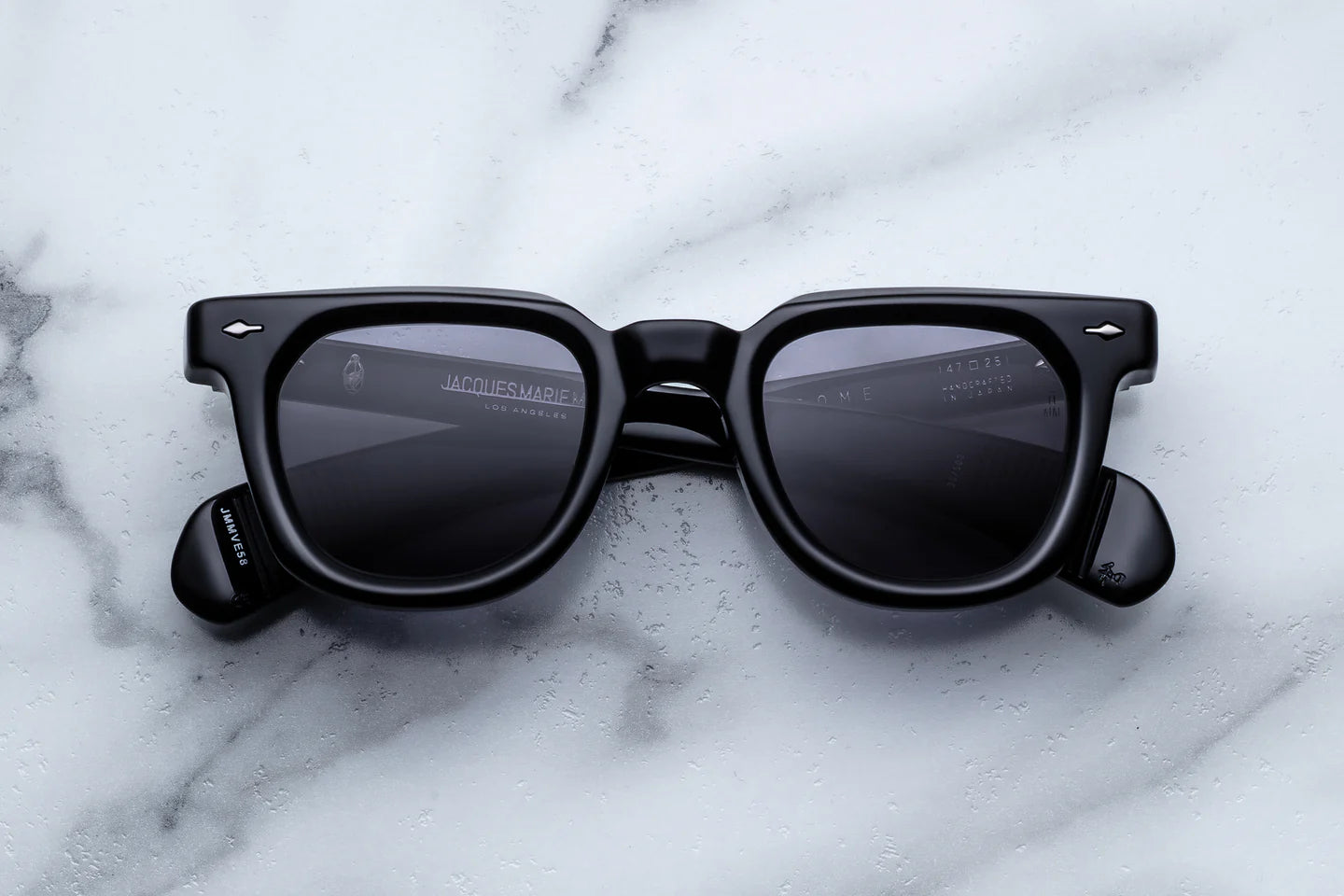 Wayfer style sunglass in blackJM Vendome colour raven with signatrue arrow head detail