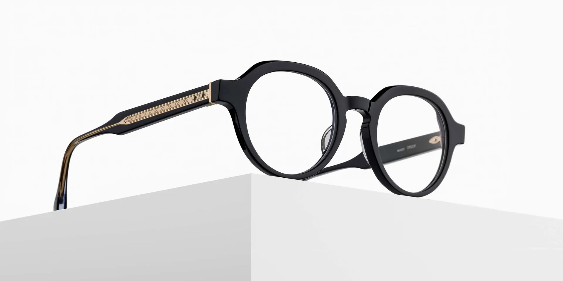 matsuda-eyewear-m1032-blk-47-pedestal.webp